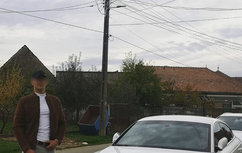 Traian, un șofer de 19 ani, a murit pe loc, aruncat pe șosea dintr-un BMW rupt în două de un stâlp, lângă Orăștie