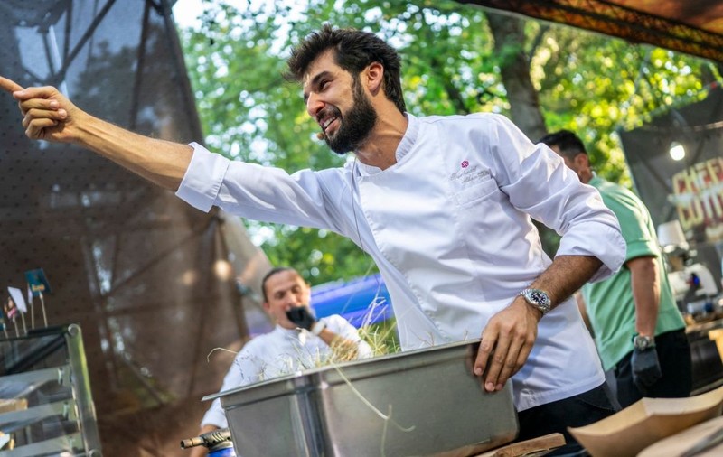 Cât costă preparatele juraților „Chefi la cuțite” la Summer Well 2026: „Explozie de bucurie”. Ce poți mânca în ultima zi de festival