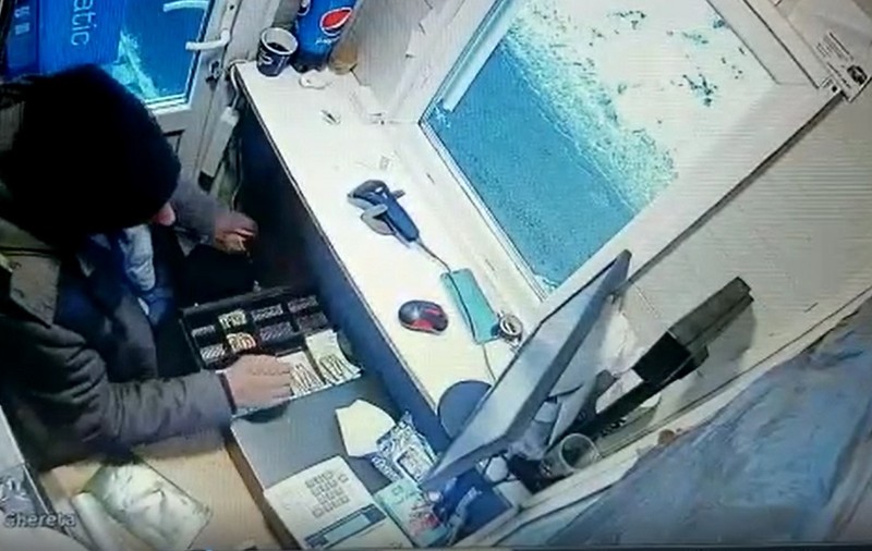 Angajați din stațiunea Straja, prinși când își opreau bani din taxele de parcare plătite de turiști