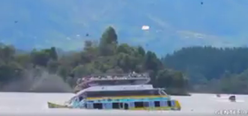 Şase persoane şi-au pierdut viaţa şi alte 16 rămân dispărute, după ce o ambarcaţiune s-a scufundat într-un lac
