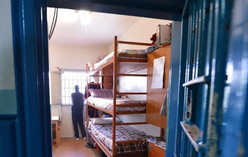 Un deținut român și-a tăiat de tot o ureche, în penitenciar, și a făcut apoi infarct, la spital, în Italia