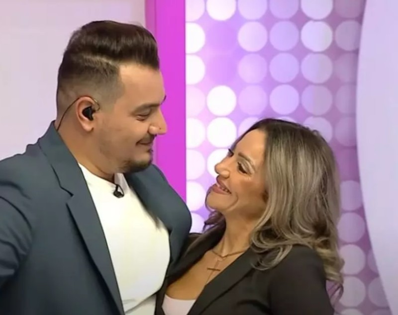 Motivul pentru care Bursucu nu se căsătorește cu iubita Andreea. El locuiește la București, ea cu copiii, la Constanța: „Avem alte priorități”