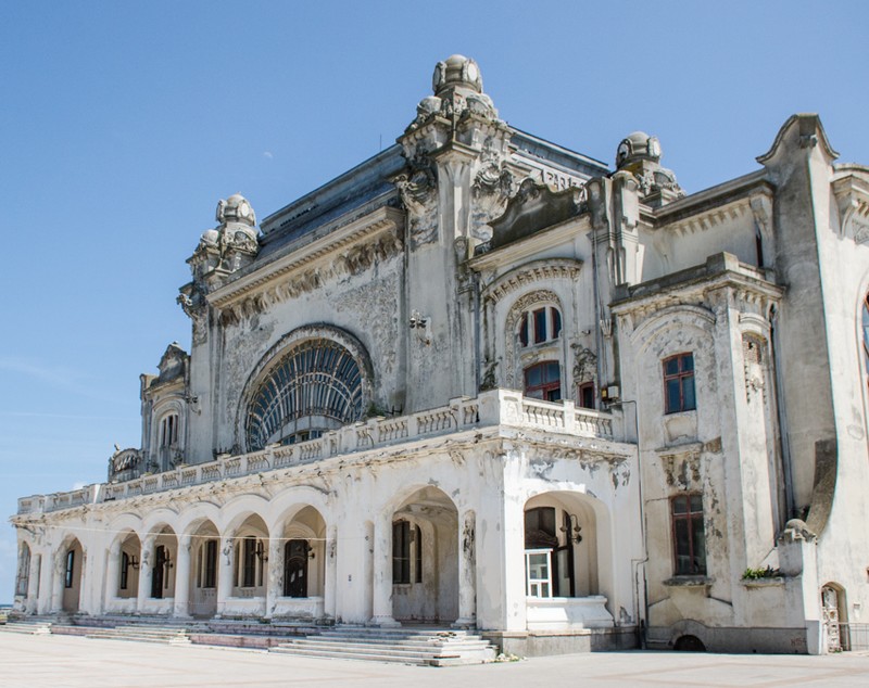 REPORTAJ: Acces liber la parterul Cazinoului, de ziua Constanței. Mirosul de mucegai și umezeala i-a făcut pe mulți să își încheie rapid vizita