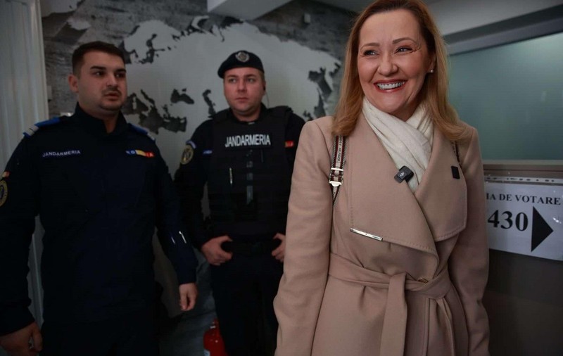 Cât costă paltonul purtat de Elena Lasconi în ziua alegerilor prezidențiale din 24 noiembrie. Ce a adus la secția de votare: „Fără blat”