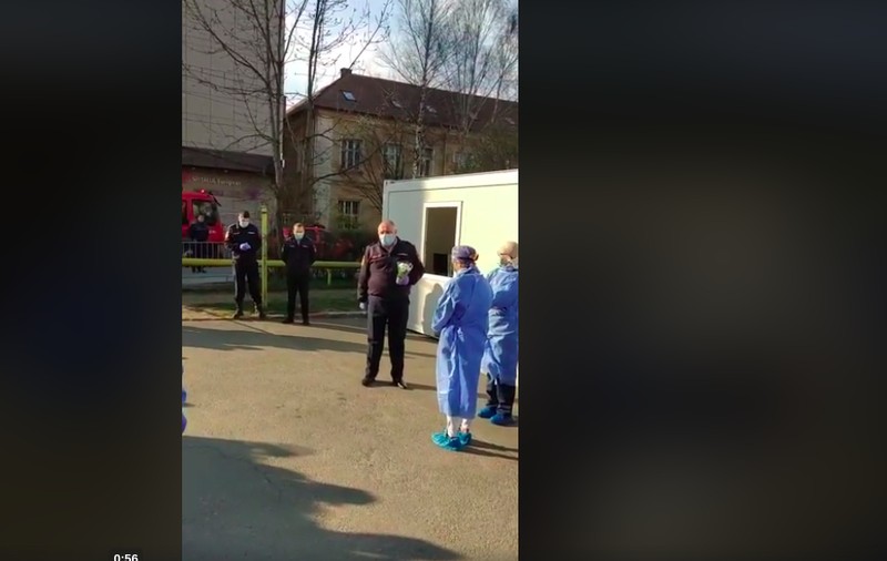 O asistentă de la Terapie Intensivă din Sibiu este jignită și alungată de vecini pentru că îngrijește bolnavi cu coronavirus: "Mama mea e un erou". Femeia a primit flori de la ISU. VIDEO