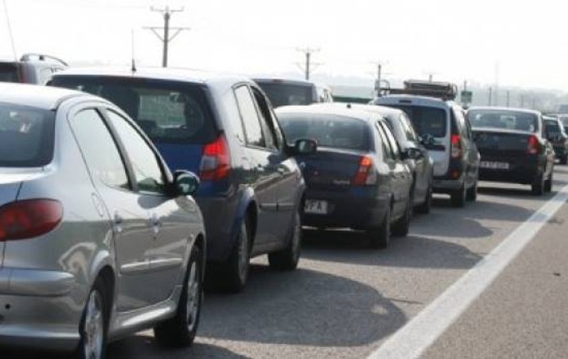 Coloană de mașini pe Valea Prahovei, pe sensul de urcare al DN1. Rutele alternative recomandate de polițiști