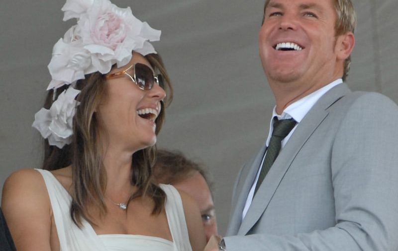 Elizabeth Hurley s-a despărţit de iubitul ei, Shane Warne