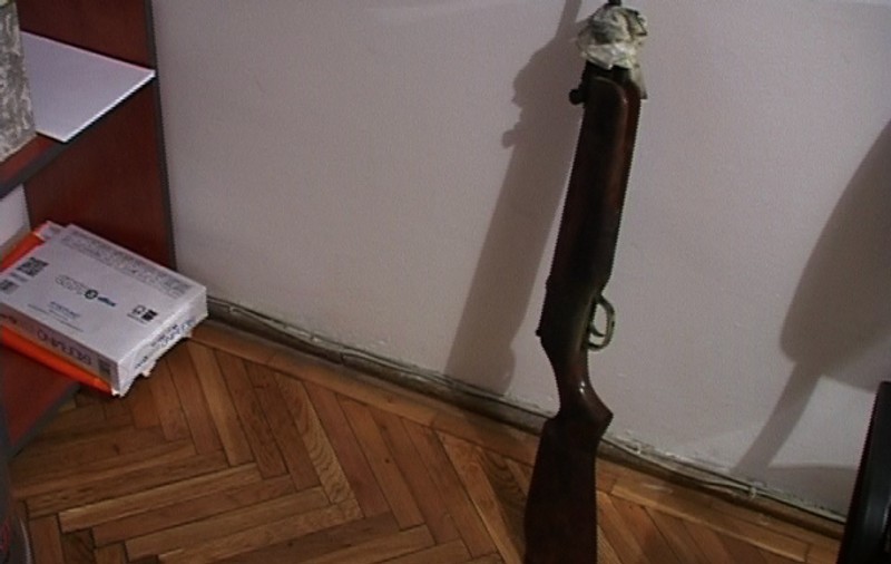 Patru tineri au fost împuşcaţi pentru că au făcut pipi pe un gard