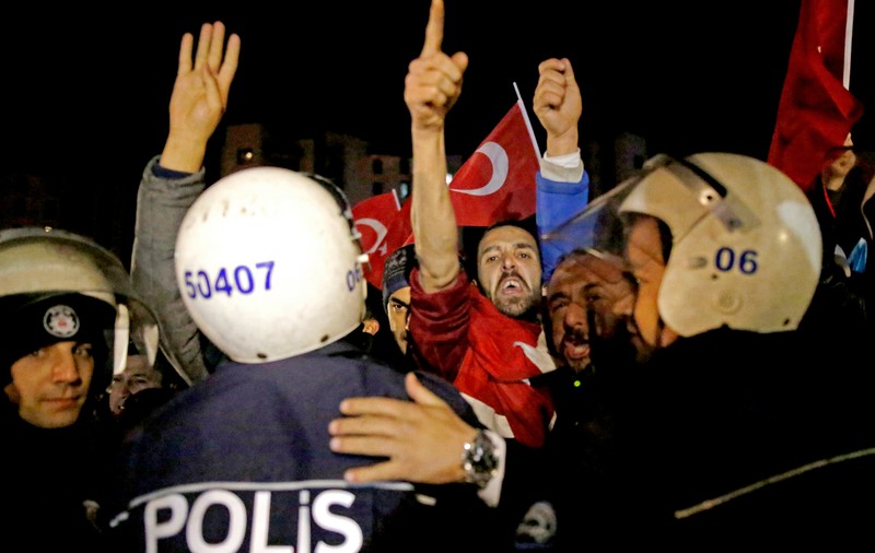 Tensiuni Turcia – Olanda | Proteste violente în Rotterdam și în fața ambasadelor olandeze din Turcia
