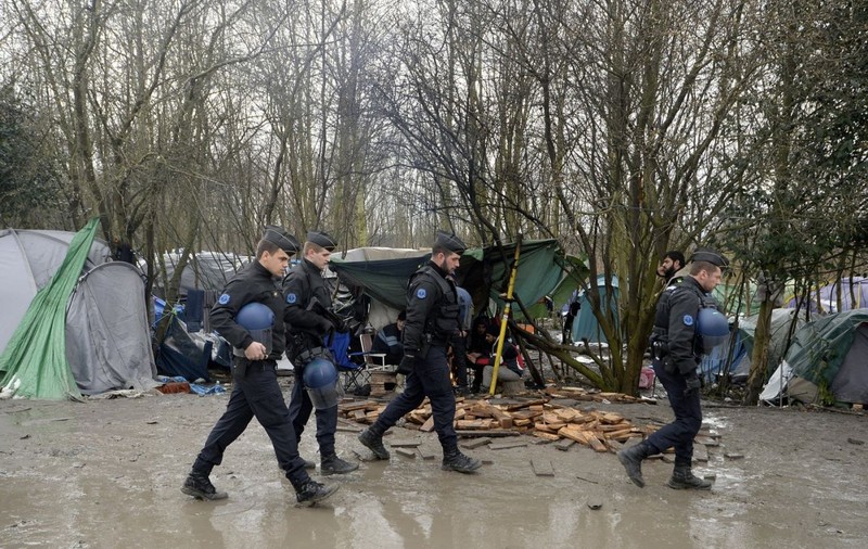 Atac armat într-o tabără de migranți din Franța. Cinci persoane au fost împușcate mortal, iar suspectul s-a predat