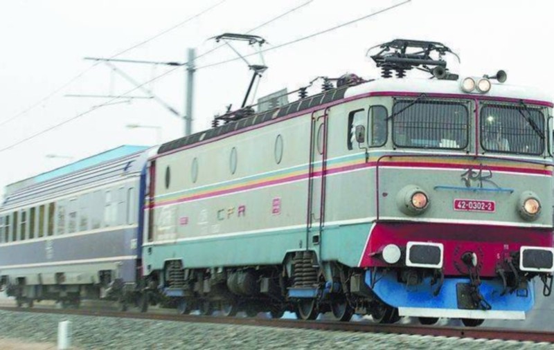Autoturism SPULBERAT DE TREN, la Câmpia Turzii! Şoferul a scăpat în mod miraculos