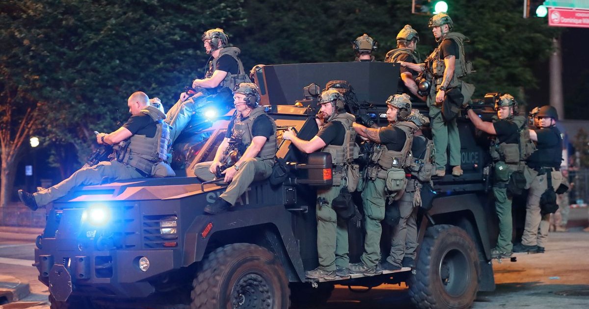 O echipă SWAT, la protestele din Atlanta, Georgia FOTO: Hepta