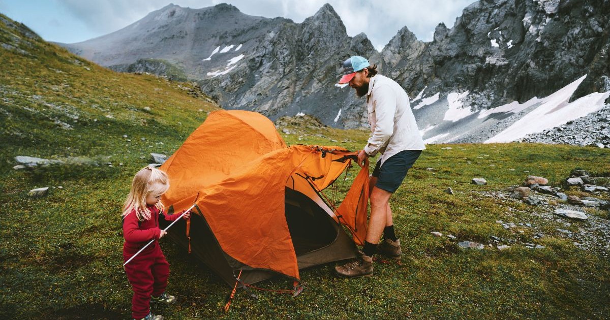 Călătorie în familie cu cortul la munte – tatăl și copilul montând cortul și echipamentul de camping, tatăl și copilul făcând drumeții împreună, vacanțe active de vară, excursie de aventură în aer liber, ecoturism, stil de viață sănătos