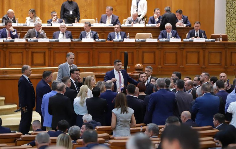 Moțiunea de cenzură împotriva Guvernului Bolojan a picat. În Parlament au fost 134 de voturi pentru și 4 abțineri