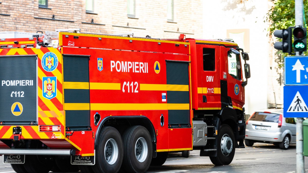 O mașină de pompieri pe șosea