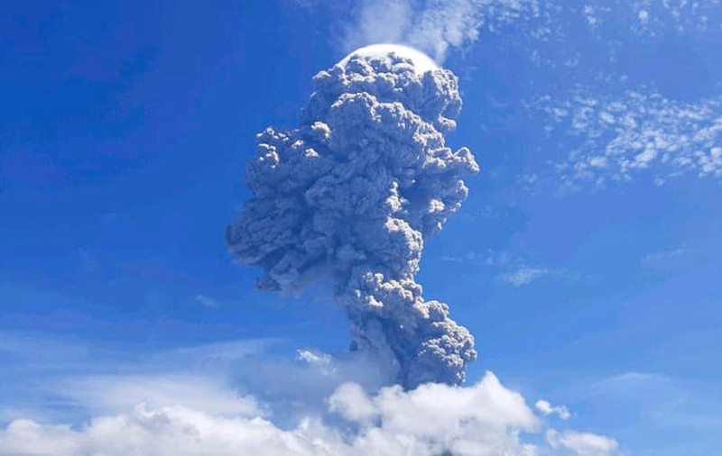 VIDEO | Imagini spectaculoase cu erupția unui vulcan din Indonezia. Mii de oameni, evacuați