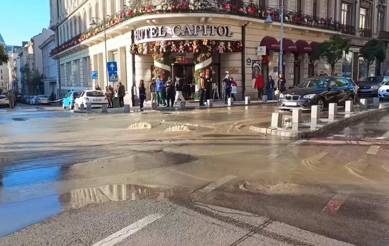 Trafic blocat pe Calea Victoriei din București. O conductă de apă s-a spart și a inundat carosabilul