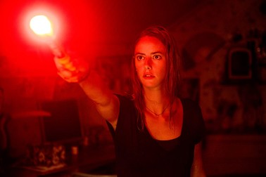 Haley se roagă ca cineva să-i observe semnalele luminoase / Foto: Paramount Pictures Corporation.