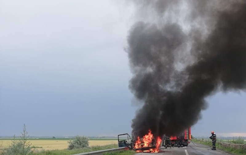 Un microbuz a luat foc pe drum. Nimeni n-a fost rănit