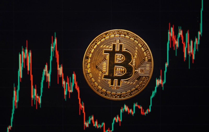 Prăbușirea Bitcoin, explicată de patru specialiști. Scânteia unei crize economice sau doar o panică trecătoare?
