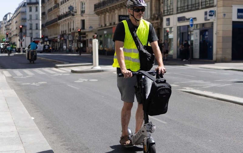 În prezent, legislația rutieră din România prevede purtarea căștii doar pentru persoanele sub 16 ani care circulă pe partea carosabilă, atât pe biciclete, cât și pe trotinete. Foto: Profimedia