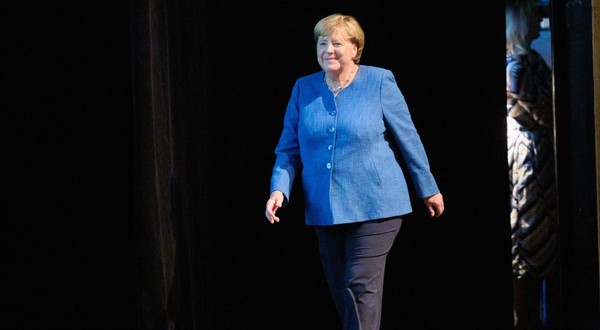 Angela Merkel și-a lansat la Ateneul Român cartea „Libertate. Amintiri 1954 - 2021” într-un dialog cu Emil Hurezeanu. Cât costă cartea