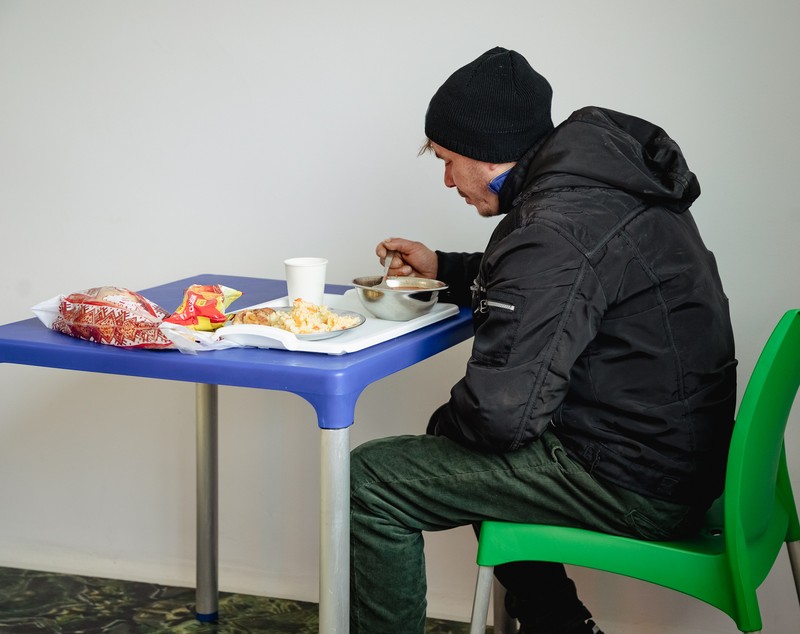 REPORTAJ. Cum e iarna în cel mai mare centru destinat oamenilor străzii din București pentru un pictor de icoane, un cinefil, un gropar și un inginer: „În momentul în care dai de dracul, și umbra te părăsește”