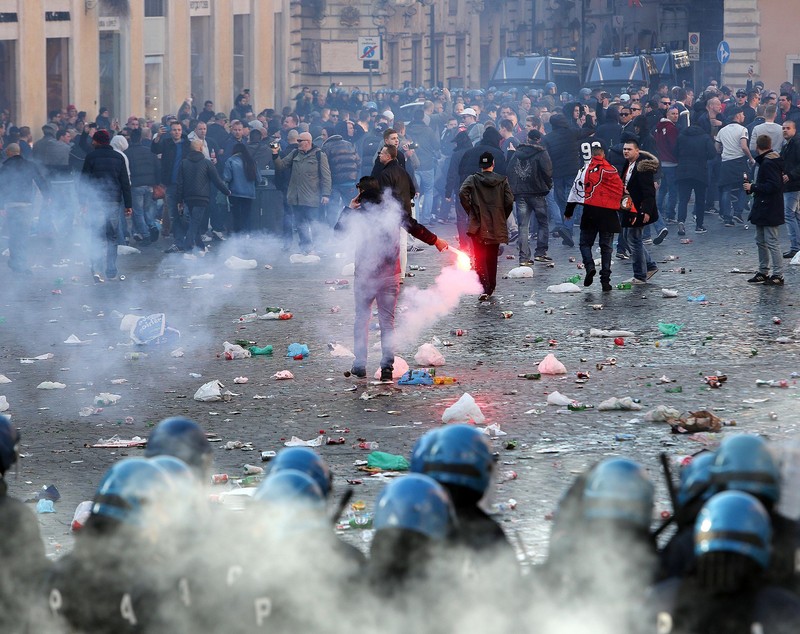 Barbarii din galeria lui Feyenoord au făcut prăpăd la Roma! / GALERIE FOTO
