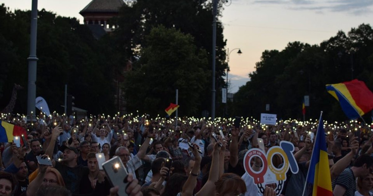 Protestatarii din Piața Victoriei au aprins luminițele și au cântat imnul național