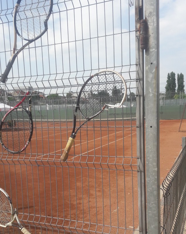 CS Dinamo percepe o taxă de 2 lei pe oră, dacă vrei să alergi pe pista unui stadion care stă să se prăbușească!