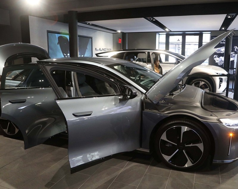 „Singura mașină de acest gen din Polonia a ars!” O limuzină electrică americană Lucid Air a luat foc în Varșovia | VIDEO