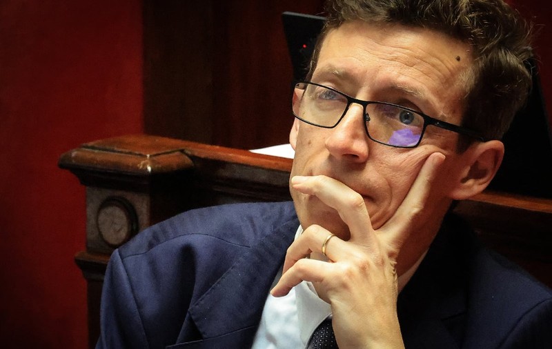 Ministrul Educației nu a știut să scrie corect cuvintele „dilemă” și „primire”, la o emisiune TV în Franța | VIDEO
