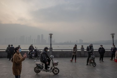 Locuitorii din Wuhan se plimbă pe malul fluviului Yangtze, la aniversarea unui an de la lockdown-ul din 2020 FOTO: EPA