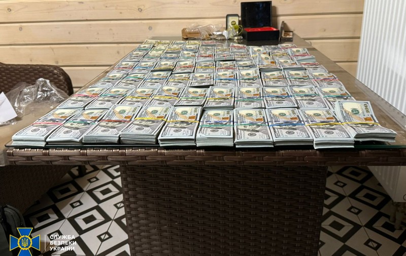 Șefii a două centre de recrutare din Ucraina au fost reținuți pentru o fraudă de 1,2 milioane de dolari. Banii, ascunși sub podea sau în pereți