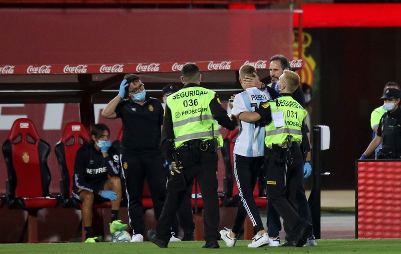 VIDEO | Un suporter a intrat pe teren la meciul FC Barcelona-Mallorca, deși s-a disputat fără spectatori