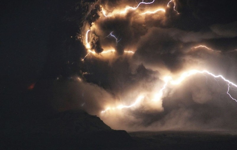 Vulcanul Shiveluch din Kamceatka a erupt în urma seismului de magnitudine 7 produs în largul peninsulei ruse