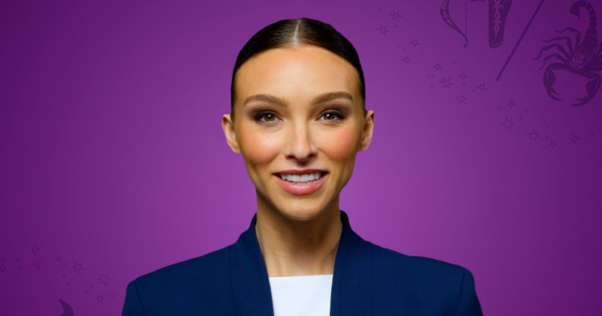 Maria, avatar creat de echipa Libertatea cu ajutorul Inteligenței Artificiale, care prezintă horoscopul săptămânal, îmbrăcată cu o bluză albă și un sacou bleumarin, pe fundal mov