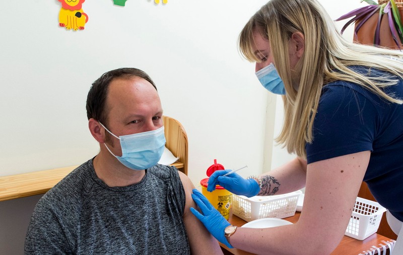 Zi liberă pentru cei care se vaccinează anti-COVID. Klaus Iohannis a promulgat legea