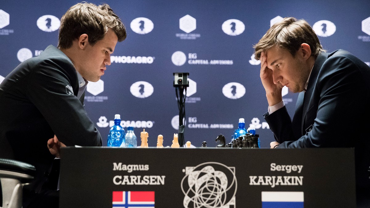 Magnus Carlsen (stânga) și Serghei Kariakin, concentrați asupra tablei de șah, în timpul partidei cu numărul 8 pentru titlul mondial. (FOTO: EPA)