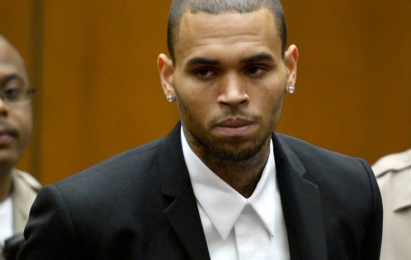 Chris Brown, arestat din nou. Rapperul a bătut un BĂRBAT!