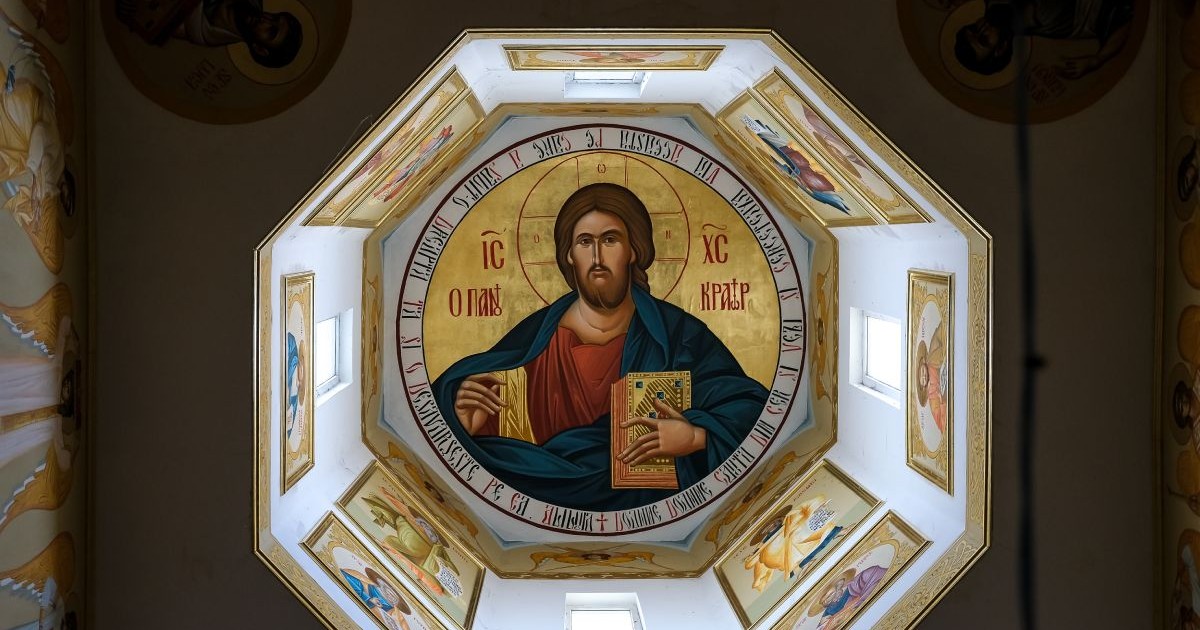Pictură cu Iisus Hristos în interiorul unei biserici ortodoxe