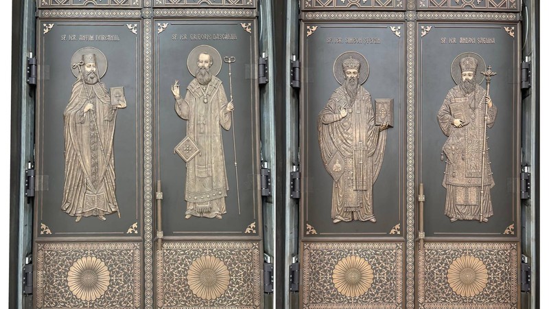 Ușile din bronz ale Catedralei Naționale: Peste 50 de sfinți reprezentați. Foto: basilica.ro