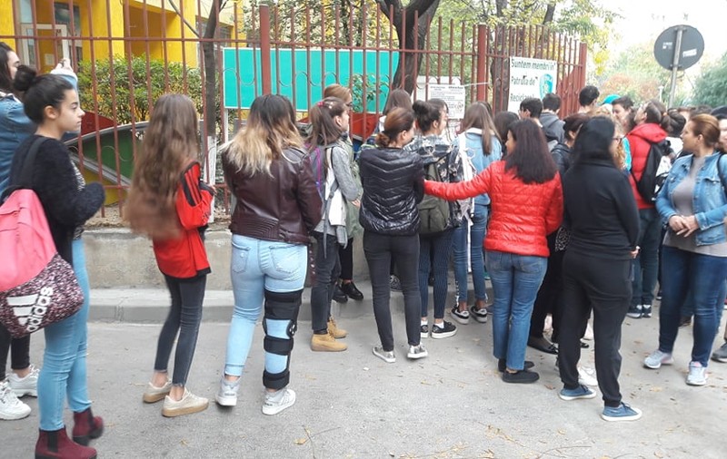 FOTO & VIDEO | Scandal la Școala Gimnazială ”Sfântul Andrei” din București. O profesoară e acuzată că le vorbește urât elevilor, părinții nu-și mai lasă copiii să intre la orele ei