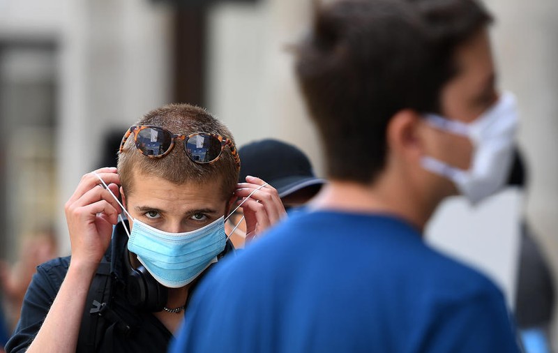 Măștile de protecție vor fi necesare timp de câțiva ani, susține epidemiologul-șef al Angliei
