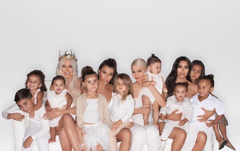 FOTO| Kylie Jenner și Khloe Kardashian și-au asortat ținutele de Crăciun cu cele ale fetițelor lor. Ce a ieșit e uimitor