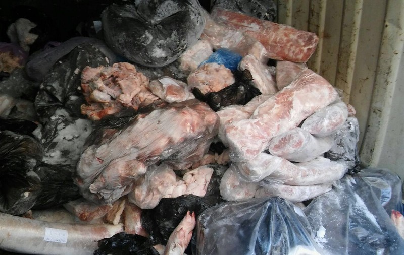 De necrezut! Poliția a depistat în piețe 800 de kilograme de carne stricată