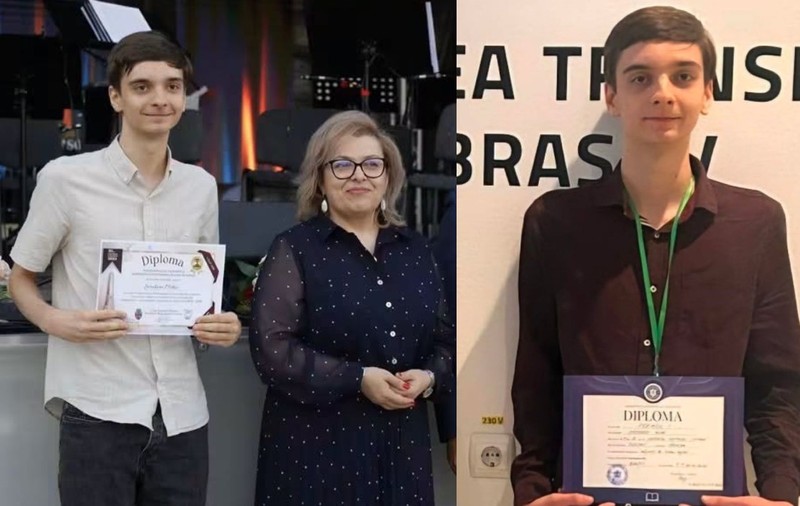 Un elev cu camasa alba, tine o diplomă în mana, langa o doamna blonda, imbracata in rochie neagra cu buline albe// un elev imbracat in camasa neagra, cu o diploma in mana