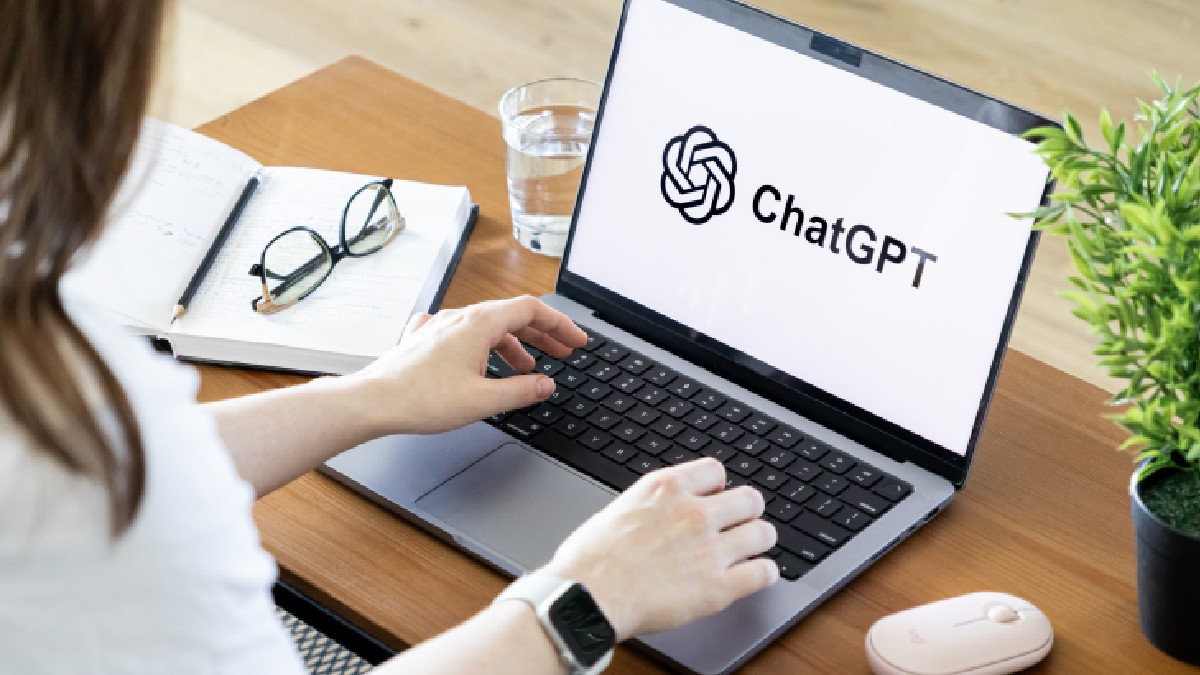 Aplicația ChatGPT afișată pe un ecran de laptop