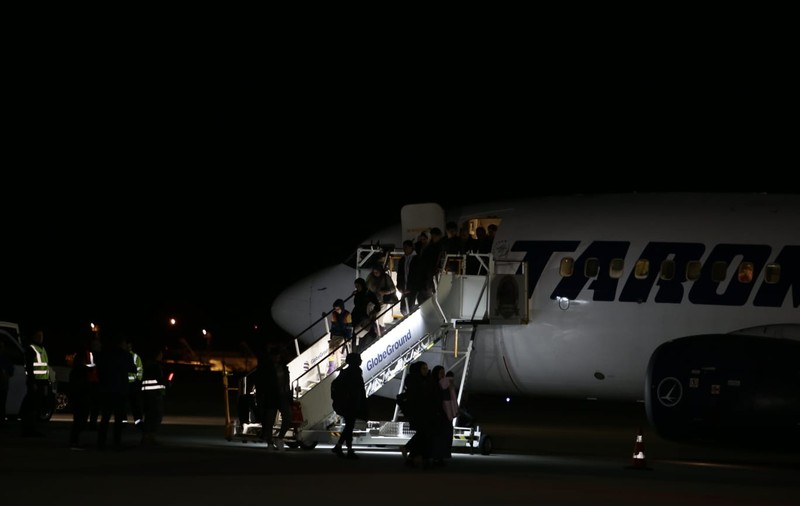 Primii români evacuaţi din Fâșia Gaza au aterizat în România. Marcel Ciolacu: „Statul român nu lasă niciun român în urmă”