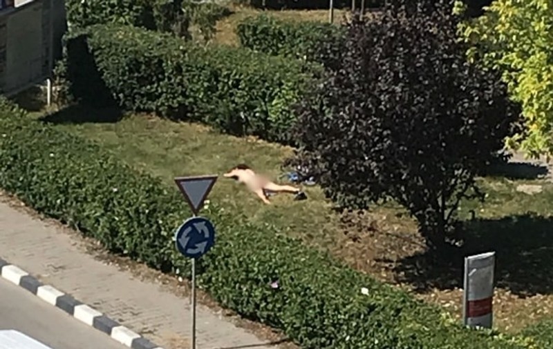 O tânără a făcut plajă goală pușcă în fața Direcției de Finanțe din Giurgiu. Le-a spus jandarmilor că vrea să se bronzeze